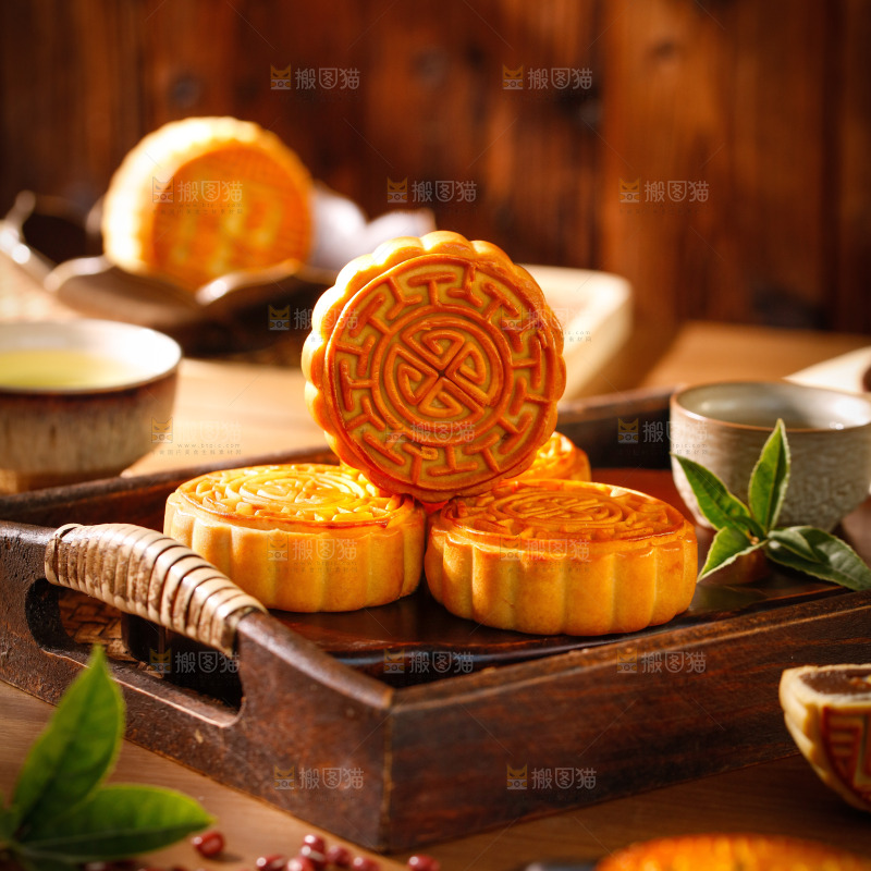 木底上的广式月饼