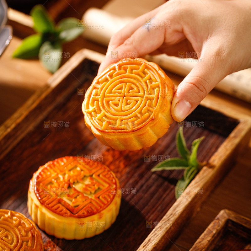 木底上的广式月饼