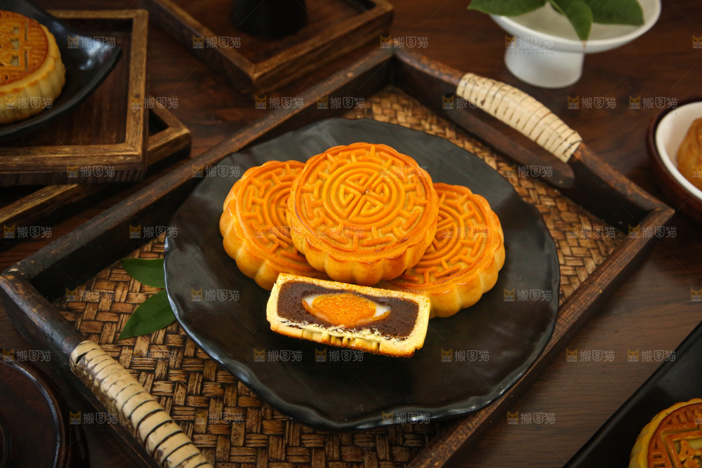 深底上的中秋月饼
