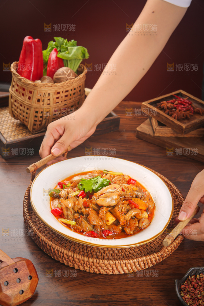 木底上的香辣牛蛙