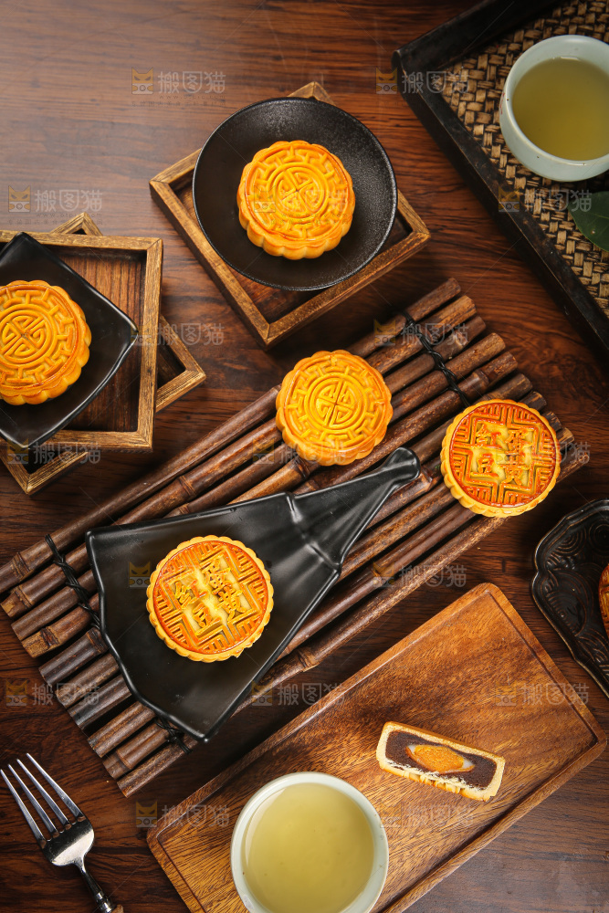 深底上的中秋月饼