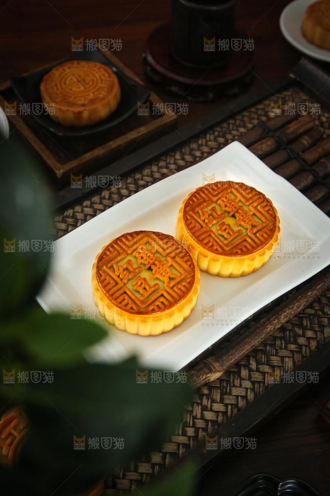 深底上的中秋月饼
