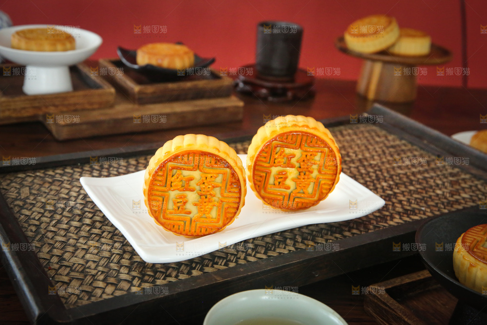 深底上的中秋月饼