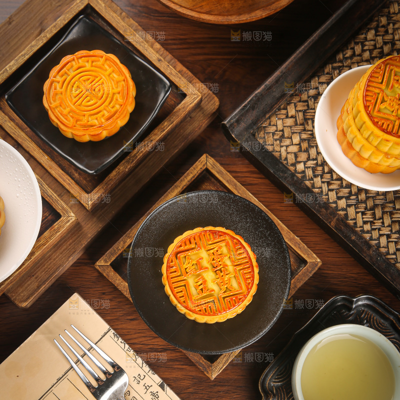 深底上的中秋月饼