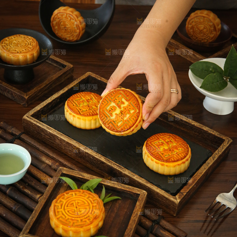 深底上的中秋月饼