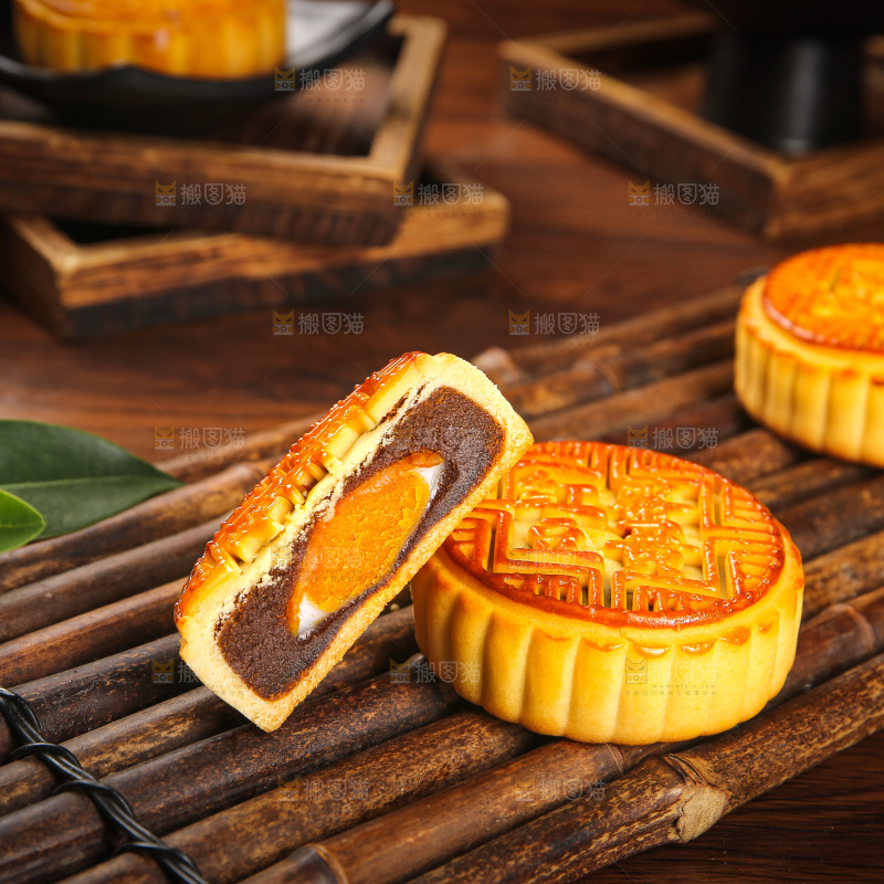 深底上的中秋月饼