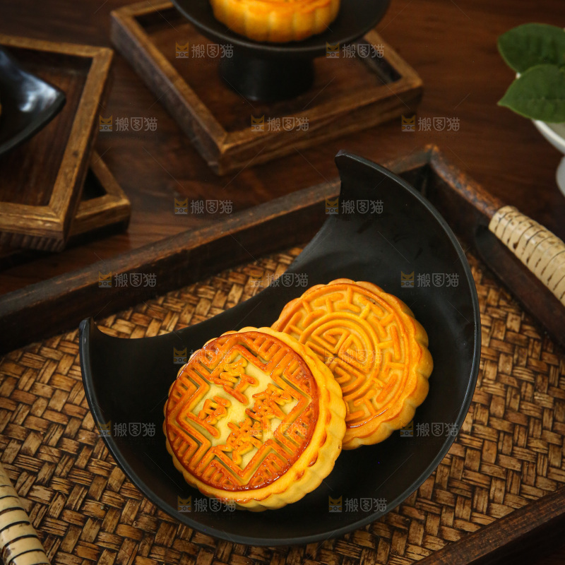 深底上的中秋月饼