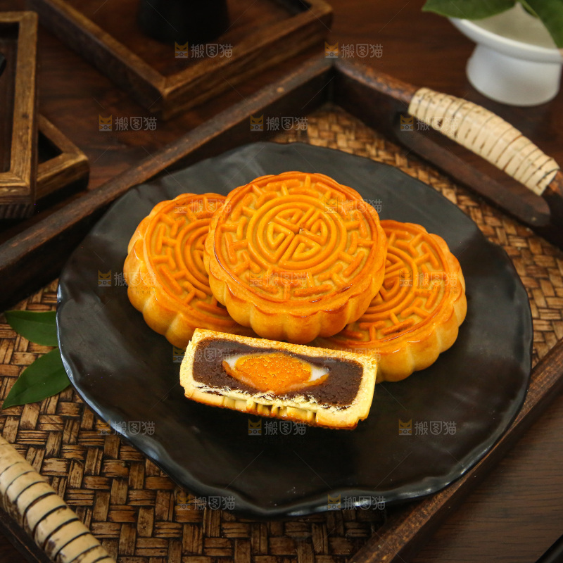深底上的中秋月饼