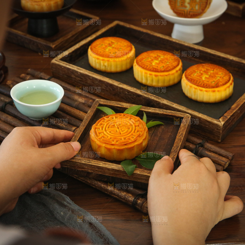深底上的中秋月饼