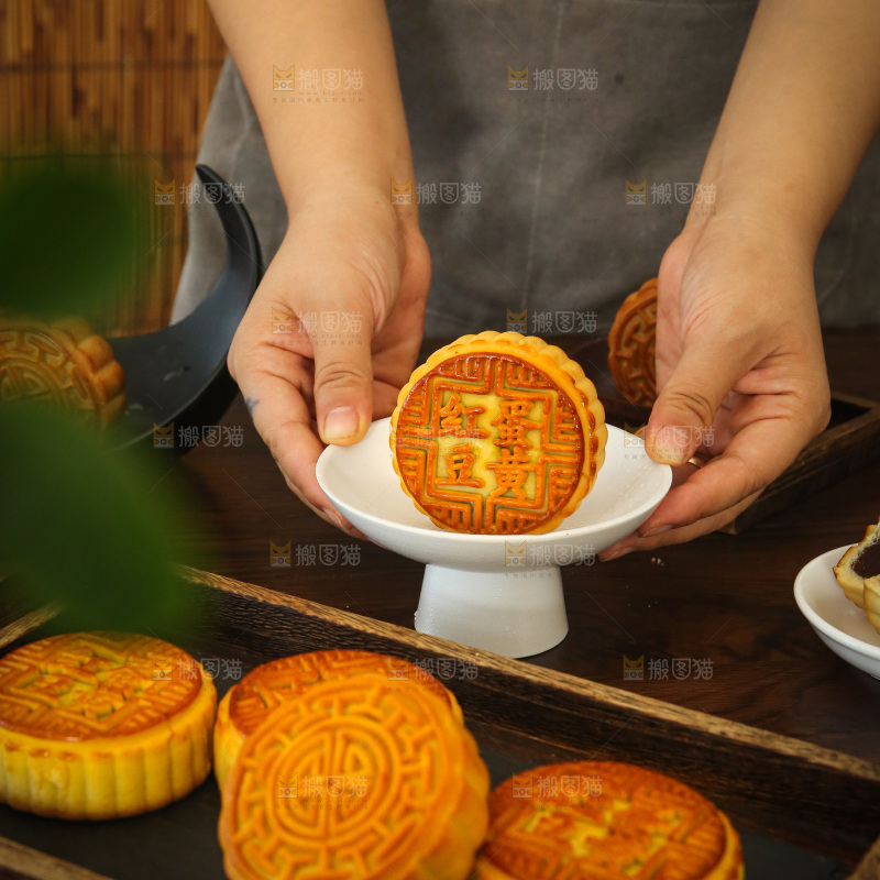 深底上的中秋月饼