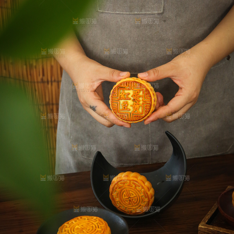 深底上的中秋月饼