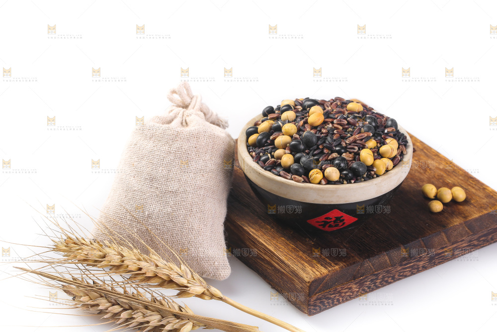 白底上的杂粮豆浆