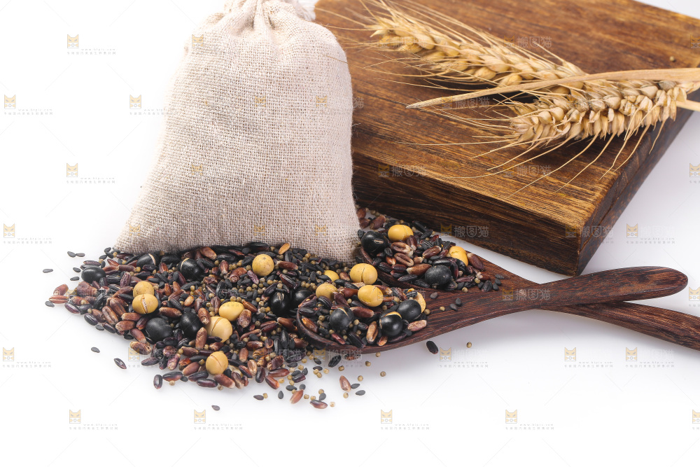 白底上的杂粮豆浆