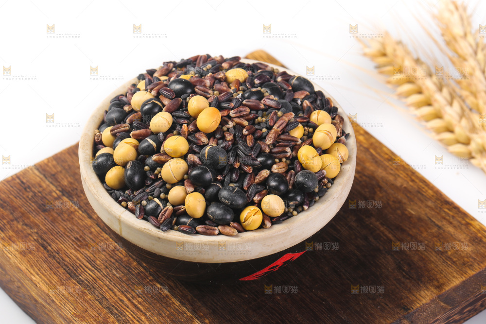 白底上的杂粮豆浆