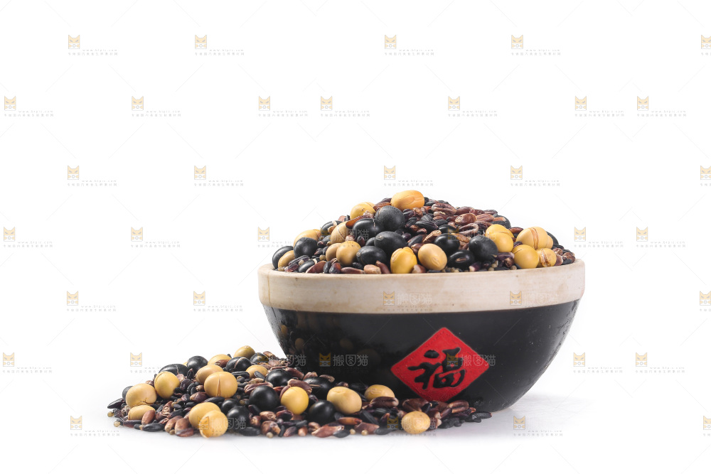 白底上的杂粮豆浆