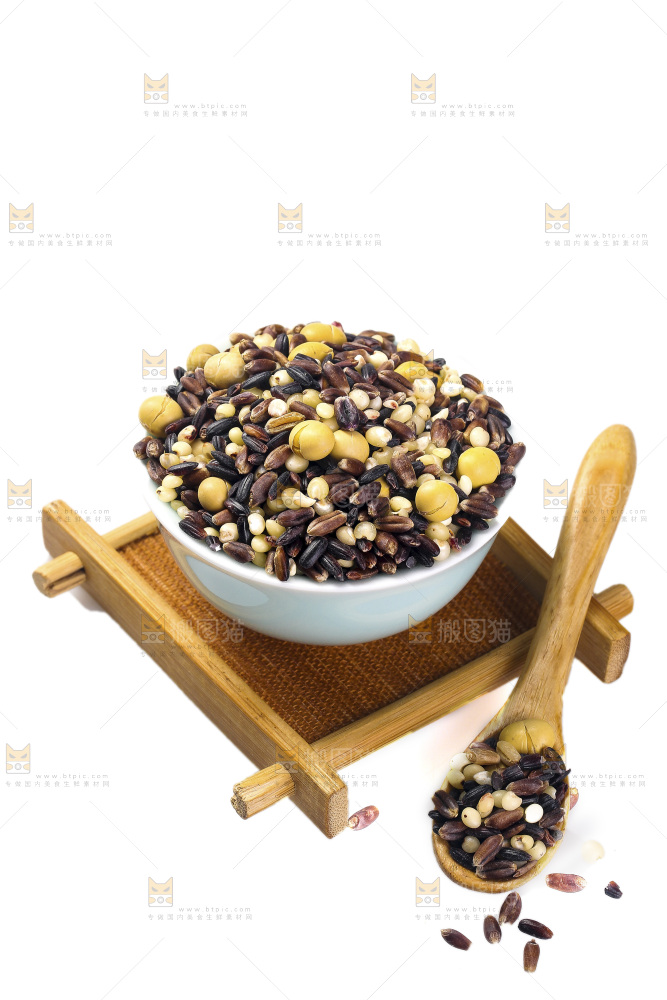 白底上的杂粮豆浆