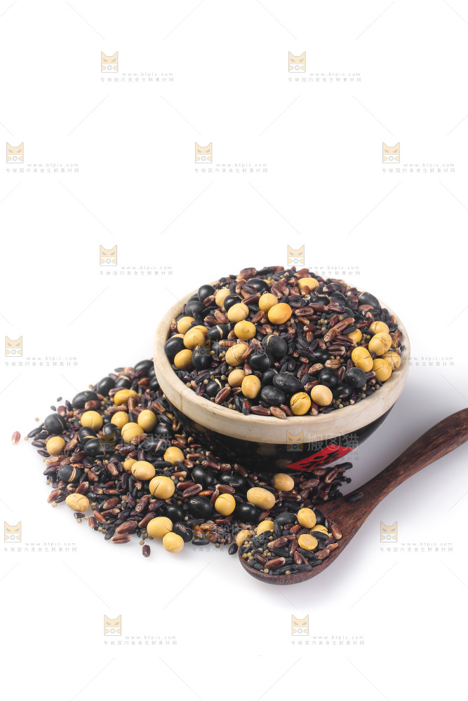 白底上的杂粮豆浆