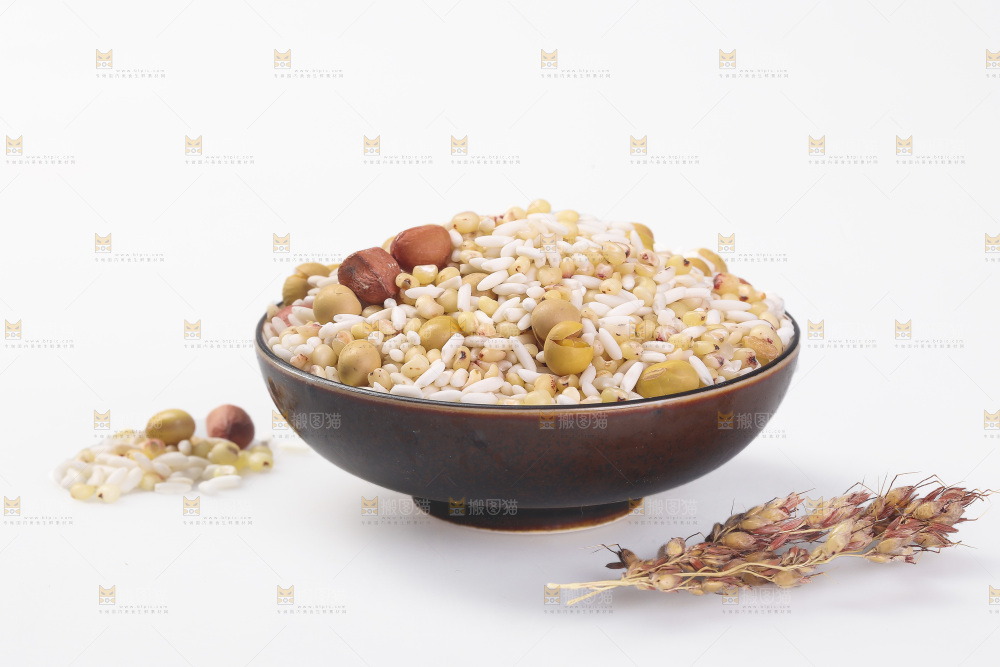 白底上的花生五谷豆浆