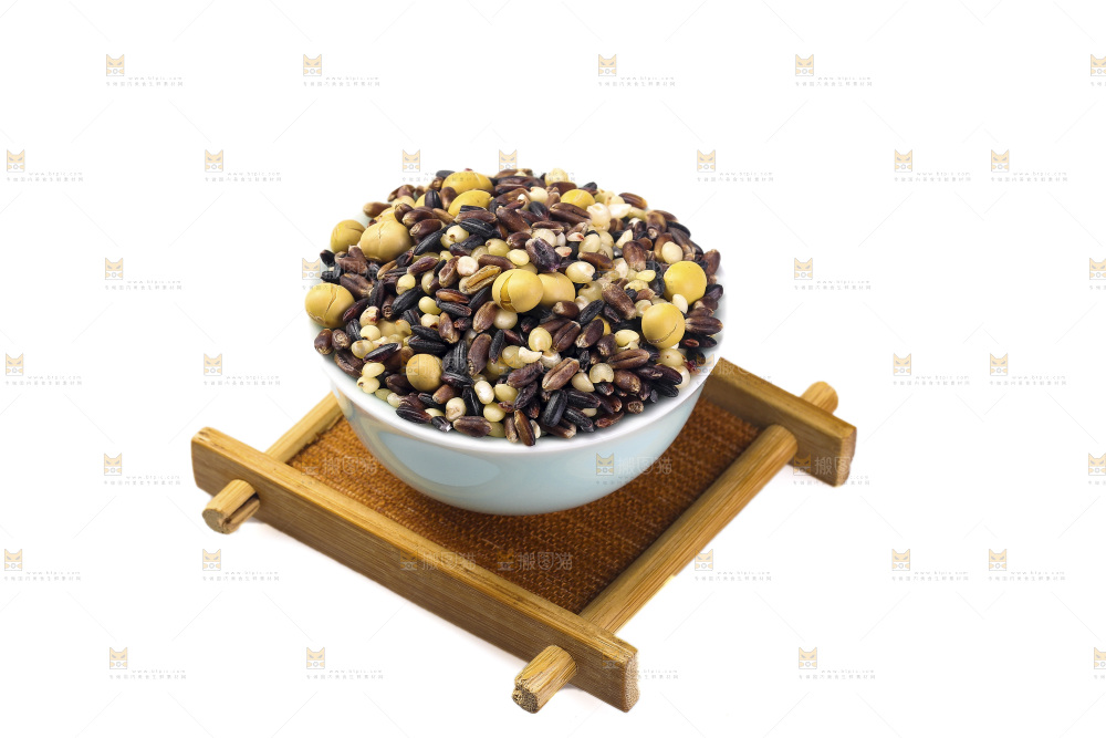 白底上的杂粮豆浆