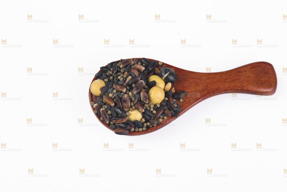 白底上的杂粮豆浆