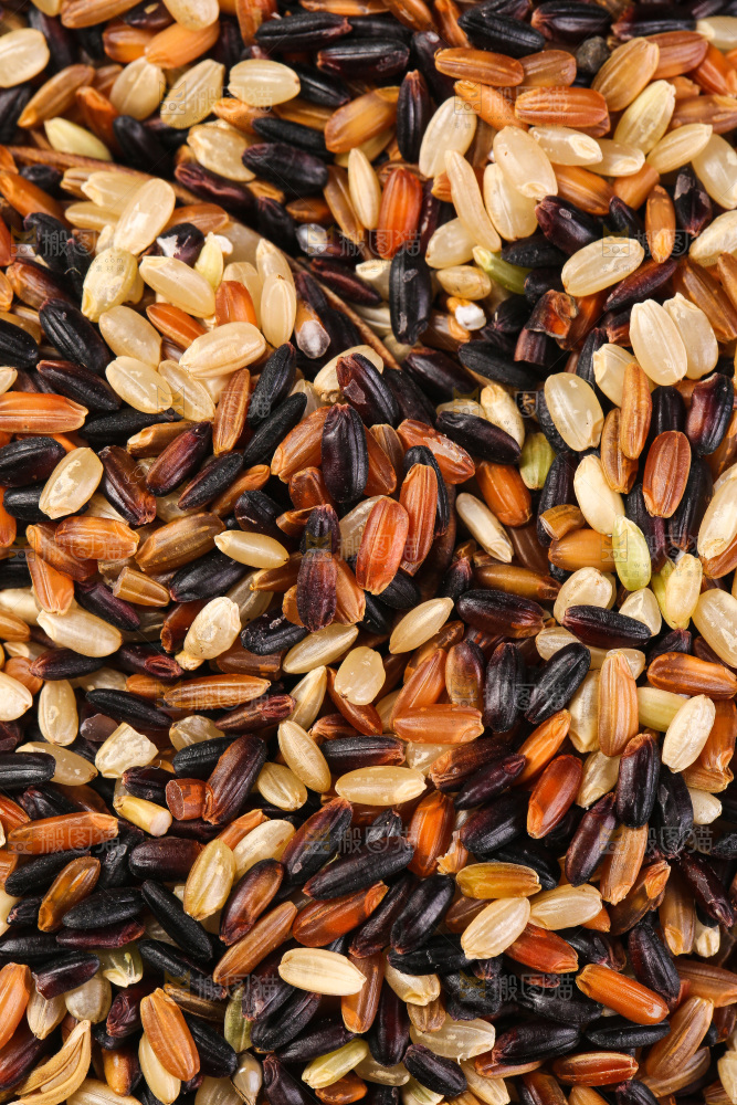 木底上的五色糙米