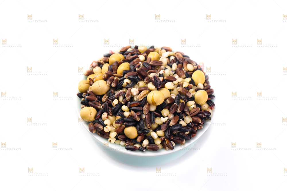 白底上的杂粮豆浆