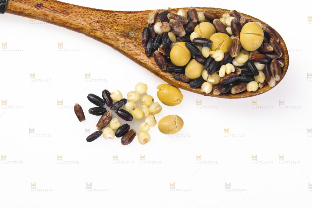 白底上的杂粮豆浆