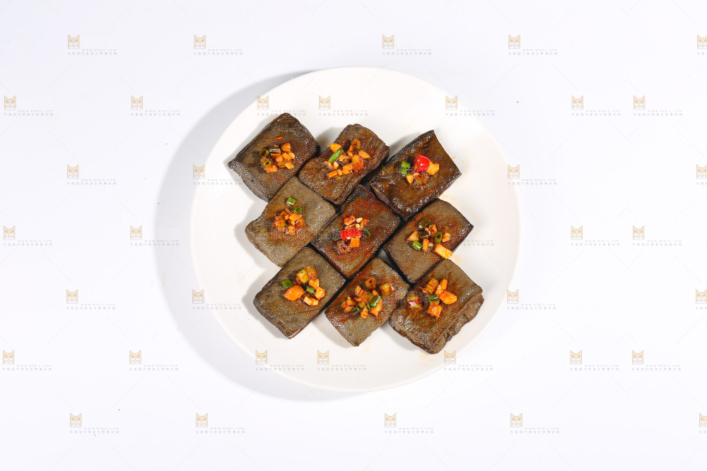 白底上的黑包浆豆腐