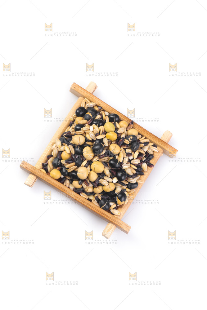 白底上的杂粮豆浆