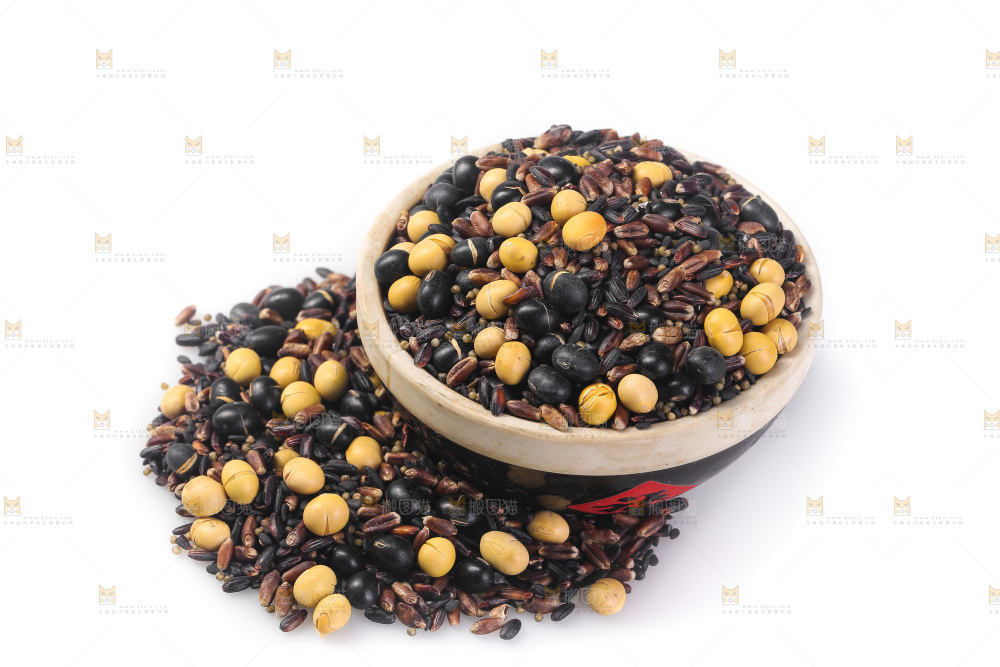 白底上的杂粮豆浆