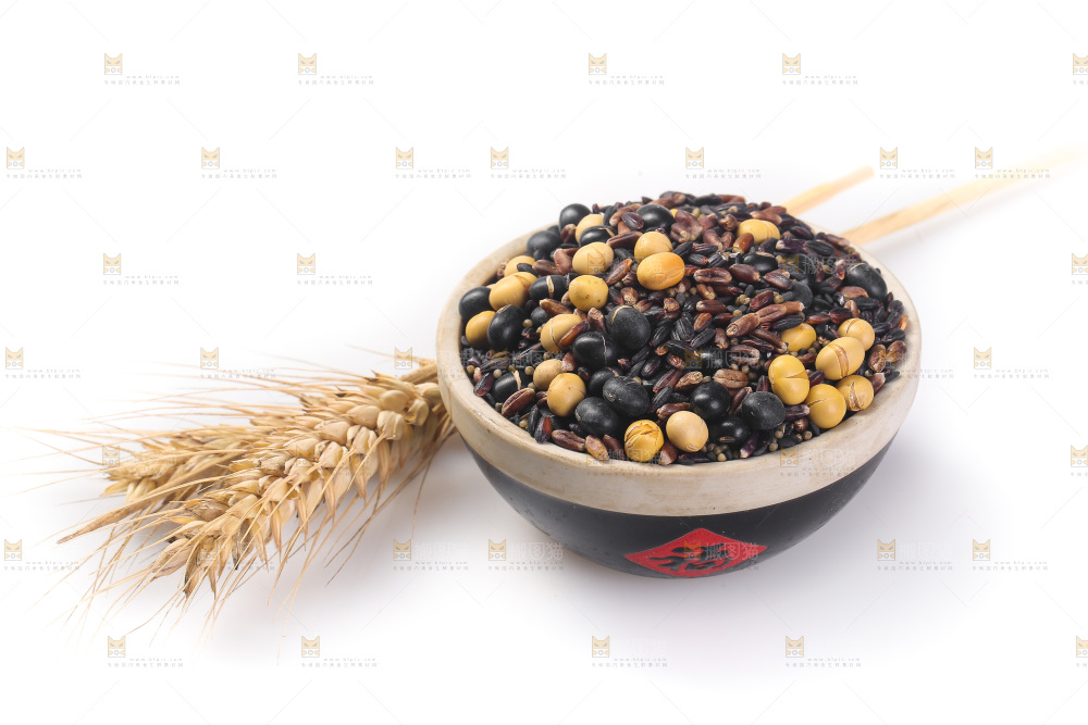 白底上的杂粮豆浆