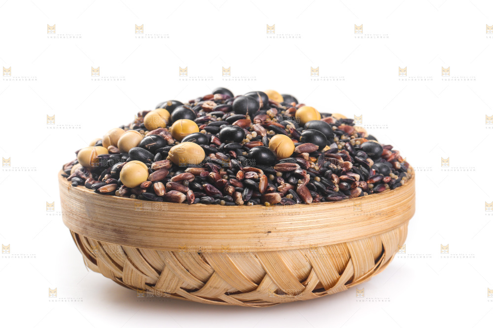 白底上的杂粮豆浆
