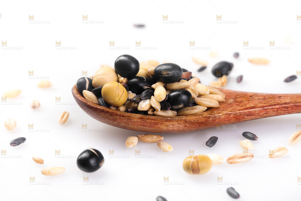 白底上的杂粮豆浆