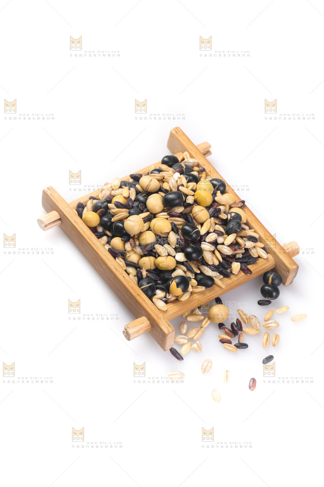 白底上的杂粮豆浆