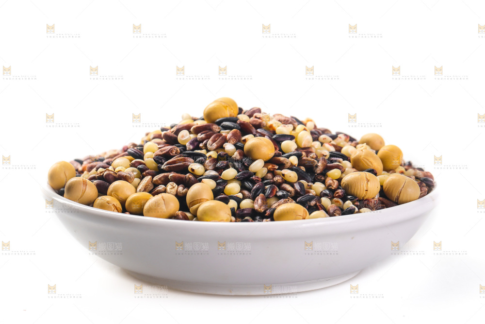 白底上的杂粮豆浆