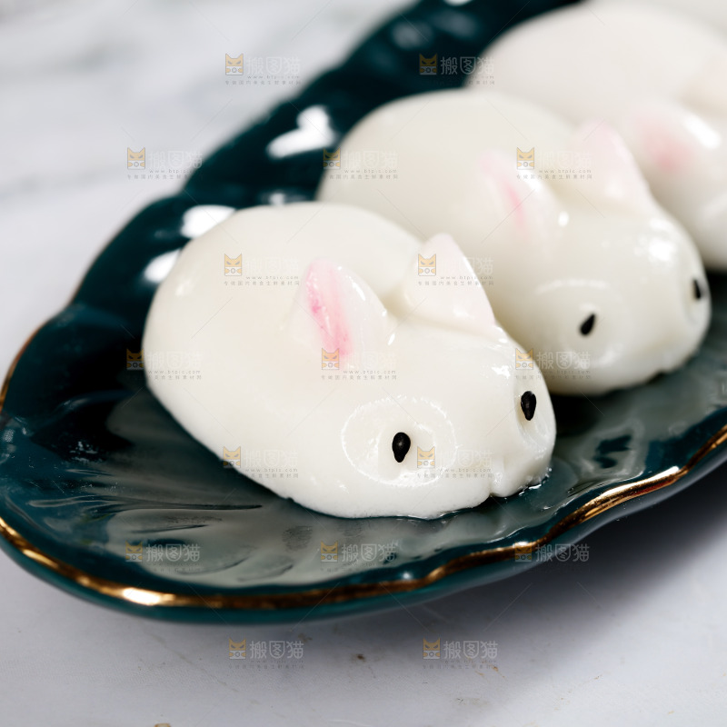 盘子上的小兔子布丁