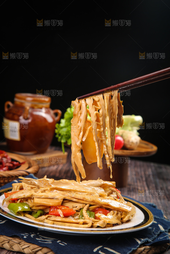 深底上的嫩笋笋尖