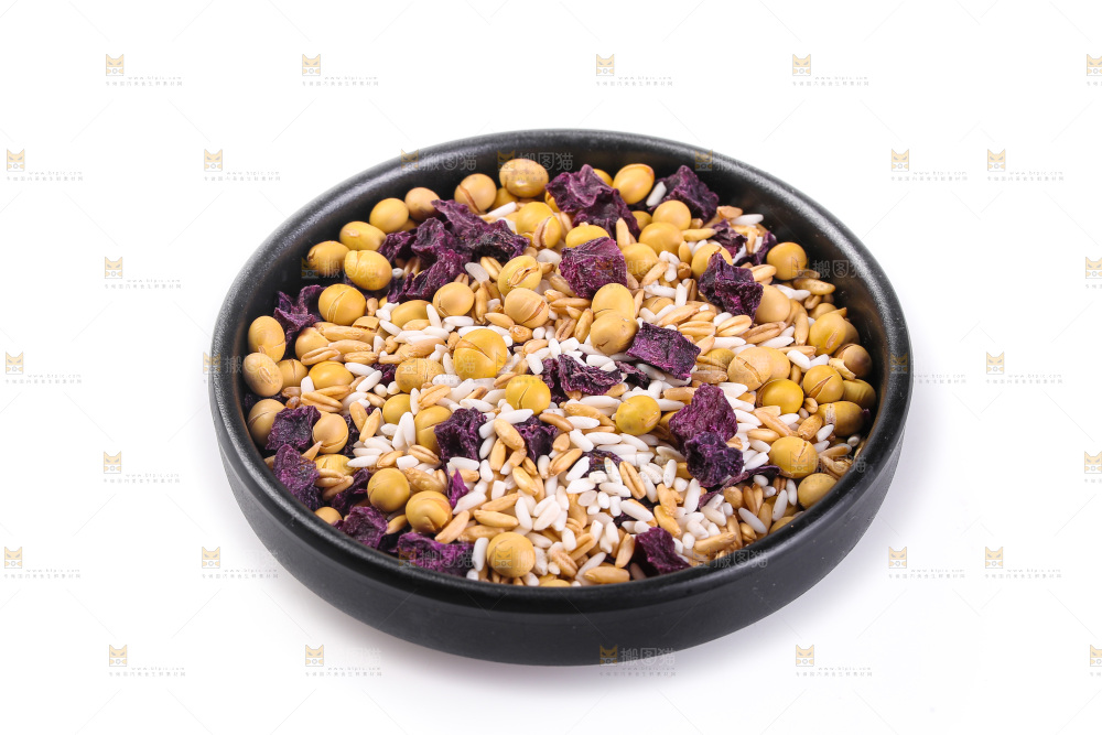 白底上的杂粮豆浆