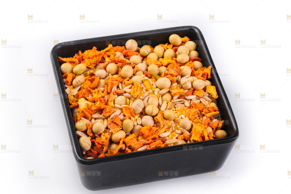 白底上的杂粮豆浆