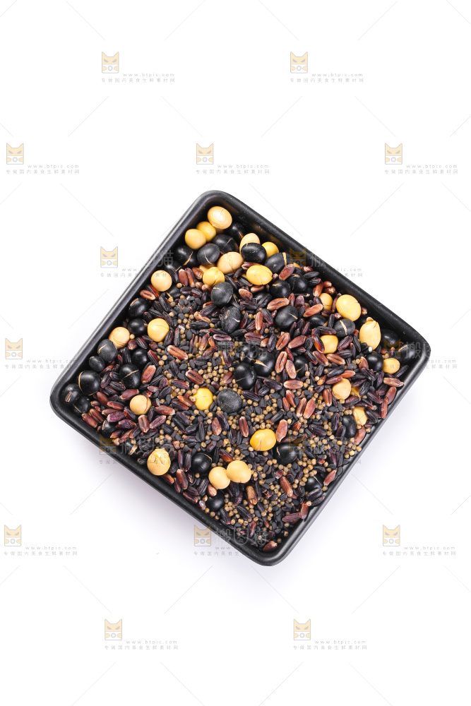 白底上的杂粮豆浆