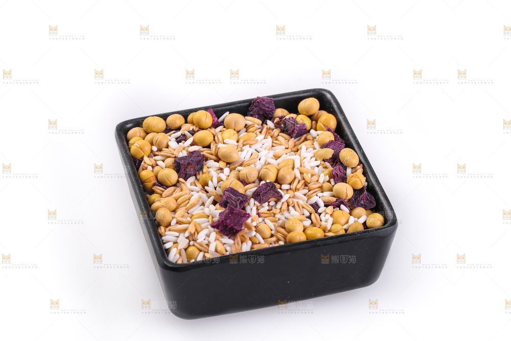 白底上的杂粮豆浆