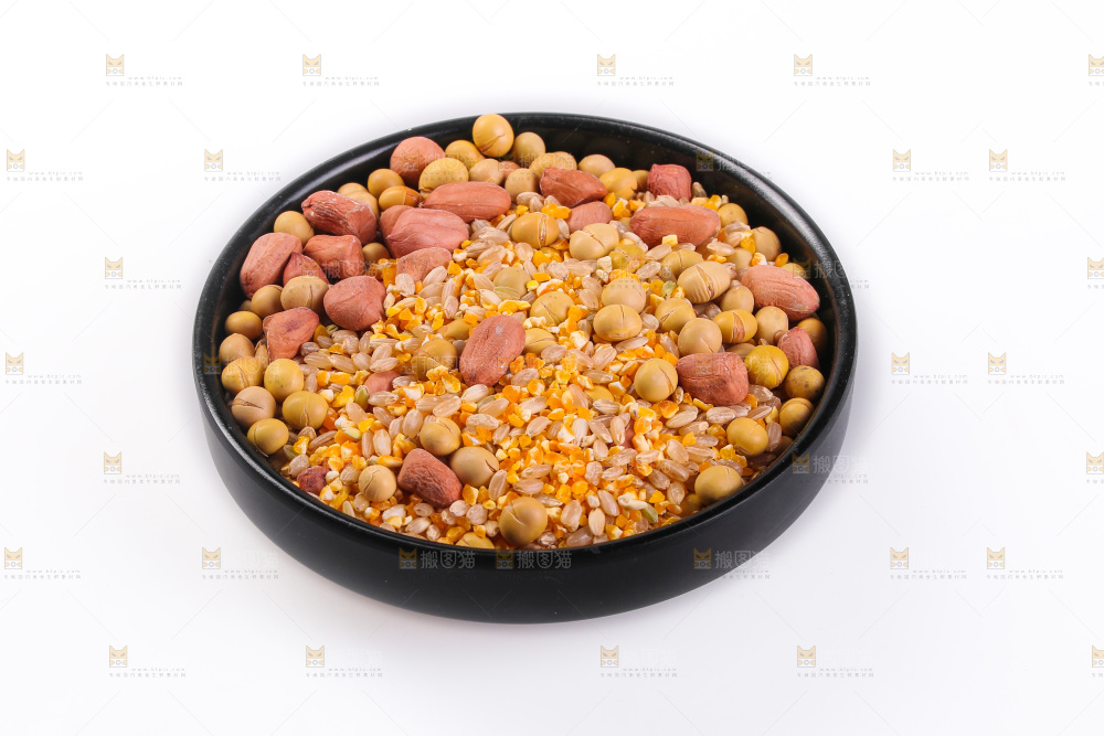 白底上的杂粮豆浆