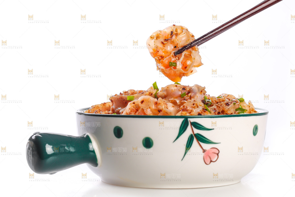 白底上的凉拌面藕
