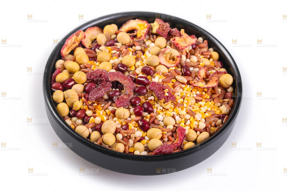 白底上的杂粮豆浆