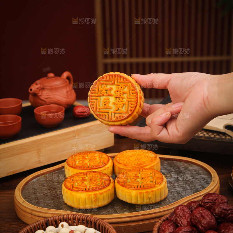深底上的红豆蛋黄月饼