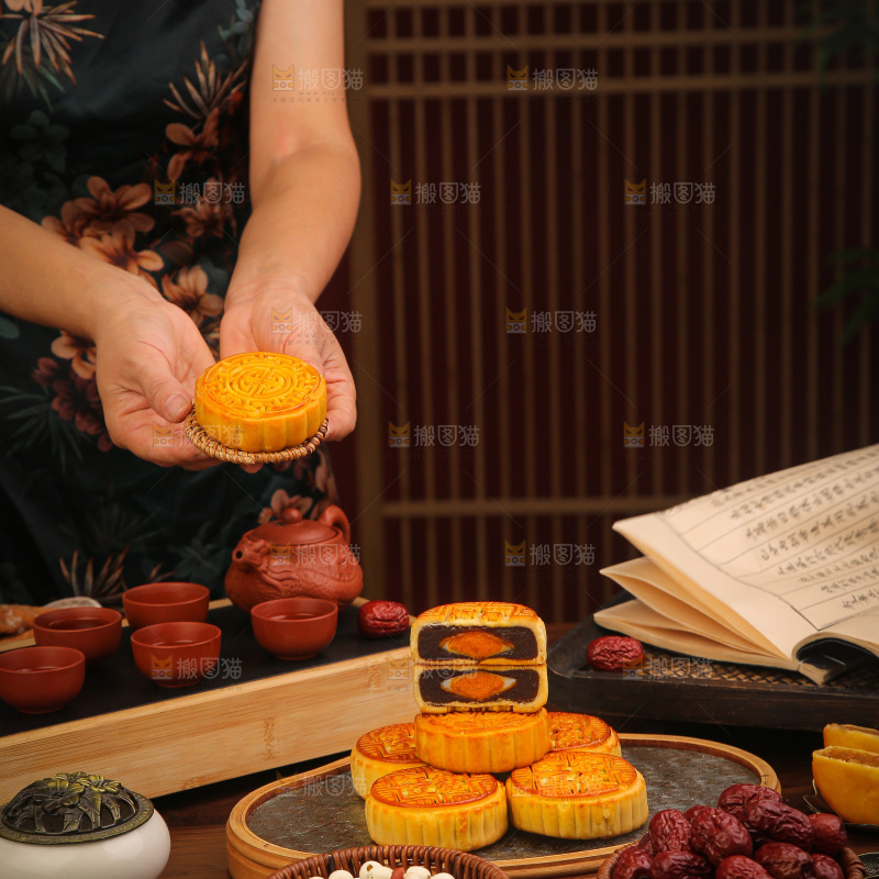 深底上的红豆蛋黄月饼