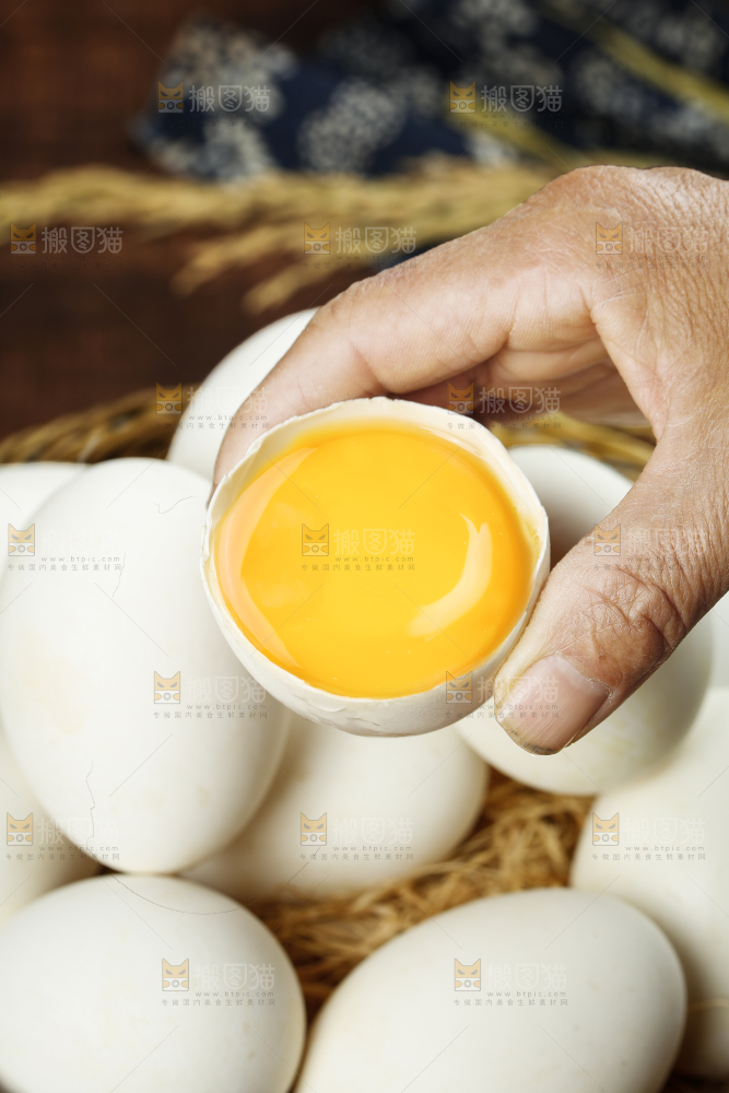 深底上的鹅蛋