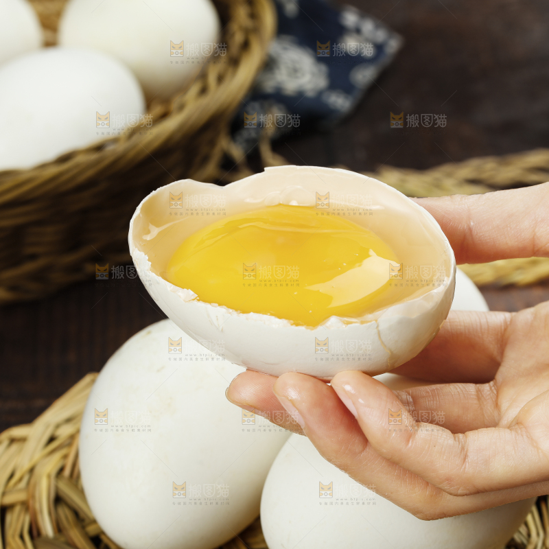 深底上的鹅蛋