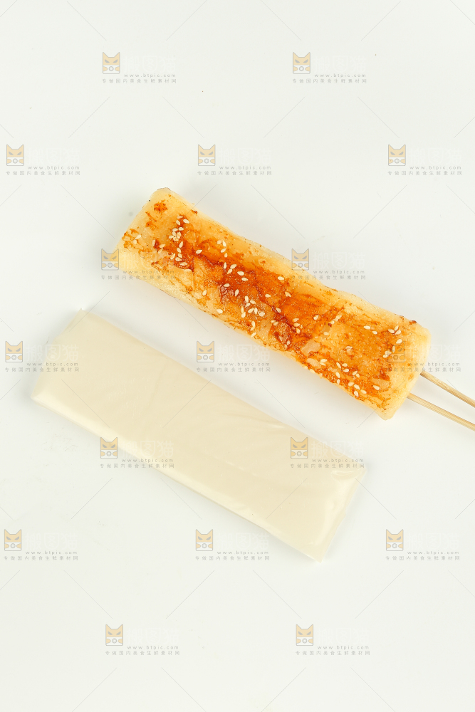 白底上的脆皮年糕