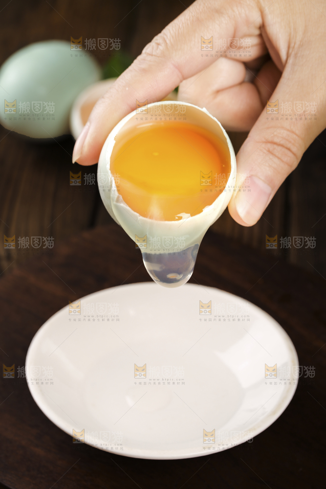 深底上的鸭蛋